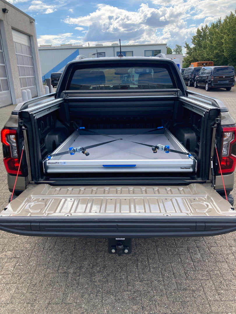 Ford Ranger Wildtrak X mit einem Multifunktionsauszug