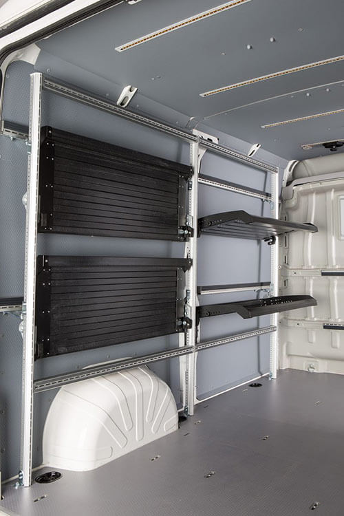 Leerer Transporter-Innenraum mit schwarzen, hochgeklappten FlexRack-Regalen